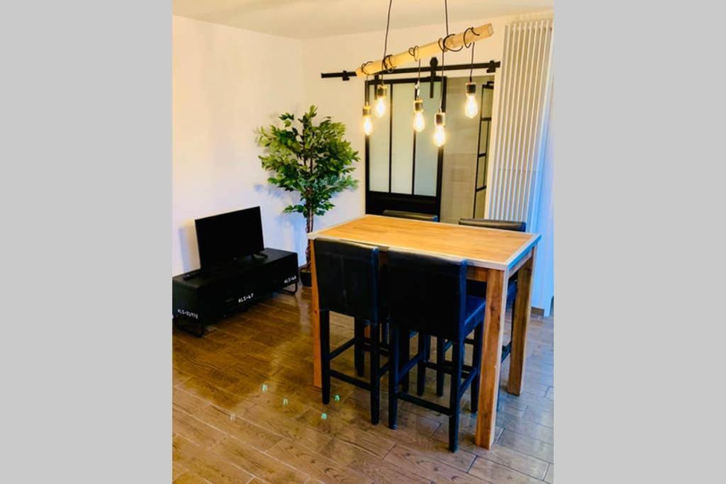 Appartement Centre De Pour 4 Personnes Piscine Et Tennis Hyères